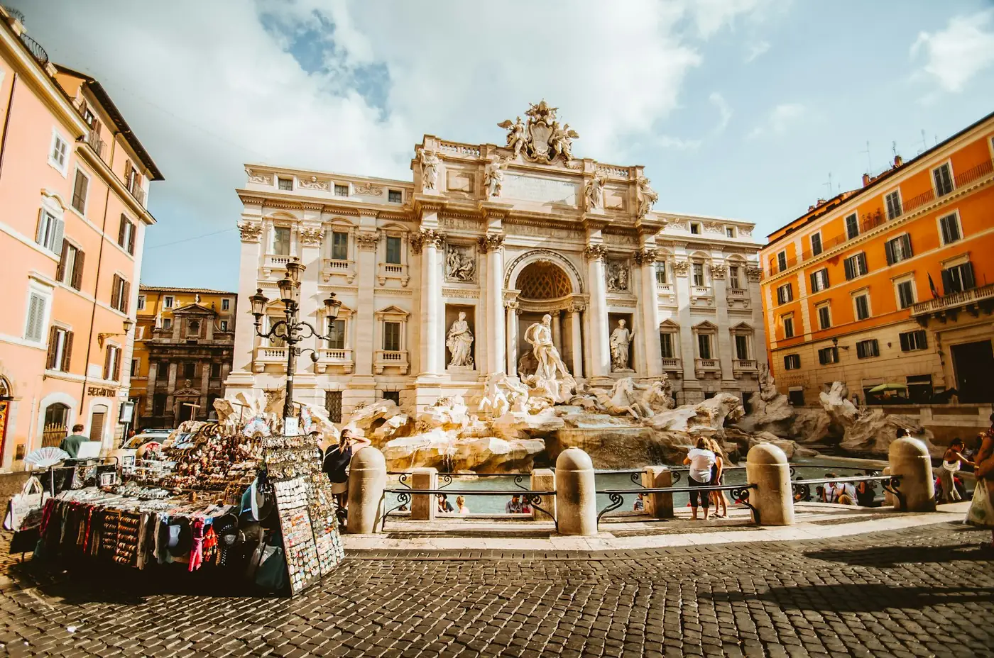Persone in viaggio davanti alla Fontana di Trevi